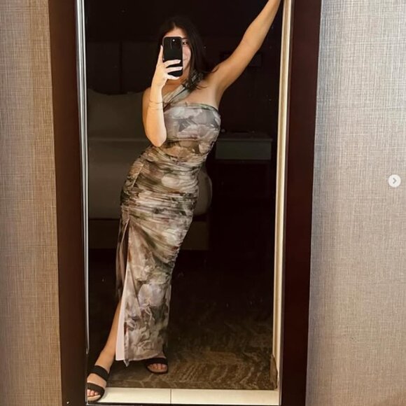 NWT Abercrombie Mesh Asymmetrical Off-The-Shoulder Draped Maxi Dress Small $120 - Picture 11 of 12